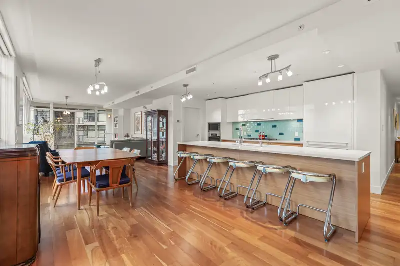 302 6080 IONA DRIVE - photo 3 of 40