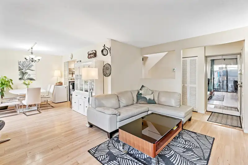 59 9240 GLENACRES DRIVE - photo 3 of 23