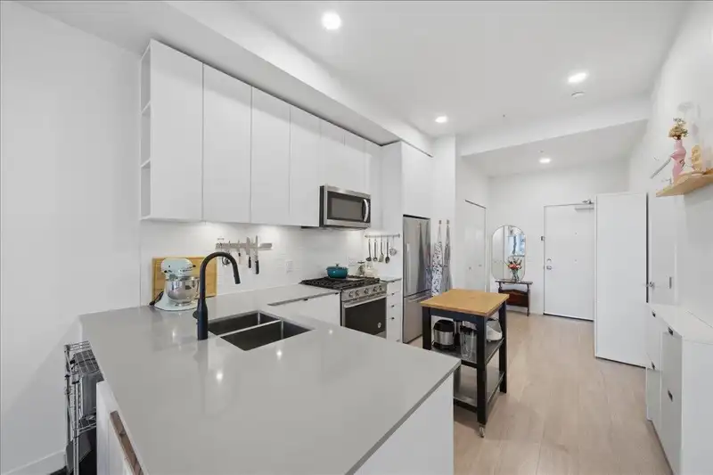 104 2345 RINDALL AVENUE - photo 4 of 31