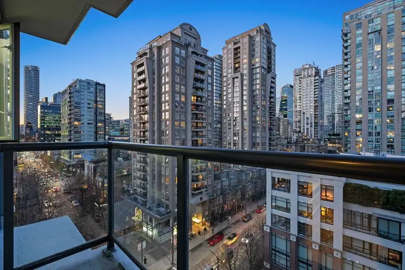 1103 1010 RICHARDS STREET - photo 1 of 40