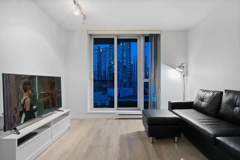 1103 1010 RICHARDS STREET - photo 2 of 40