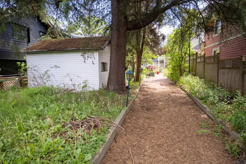 357 E 33RD AVENUE - photo 3 of 40