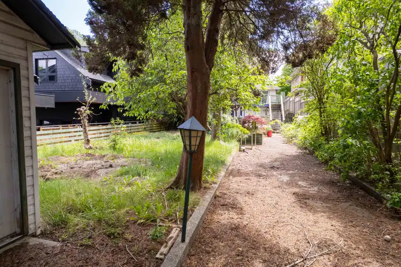 357 E 33RD AVENUE - photo 4 of 40