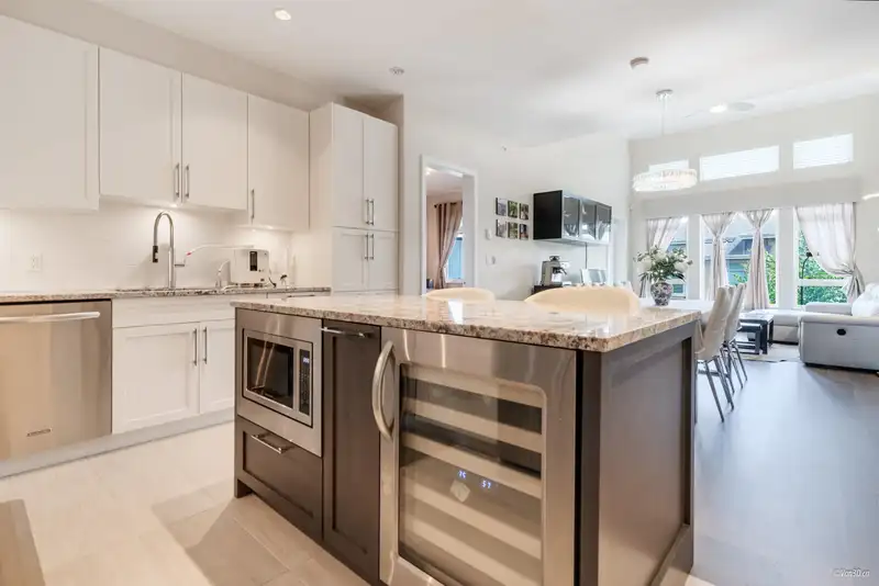410 15360 20 AVENUE - photo 3 of 18