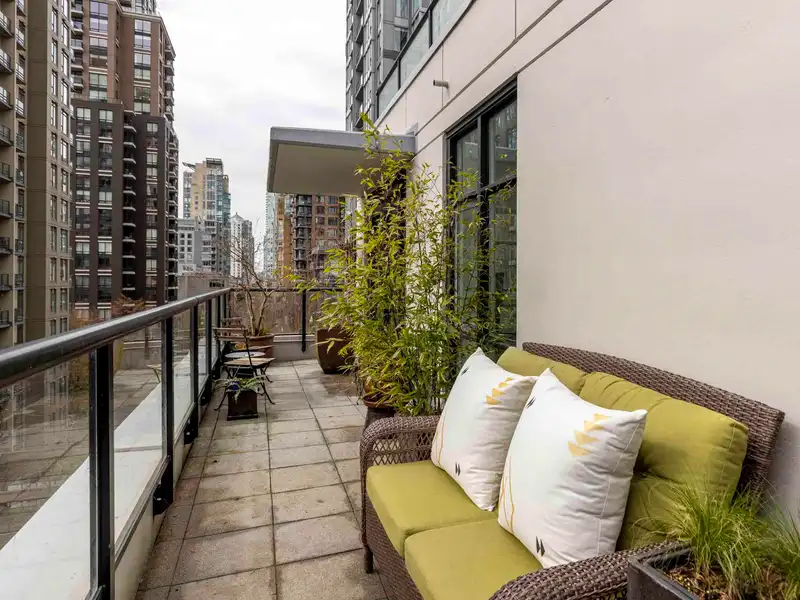 602 988 RICHARDS STREET - photo 1 of 39