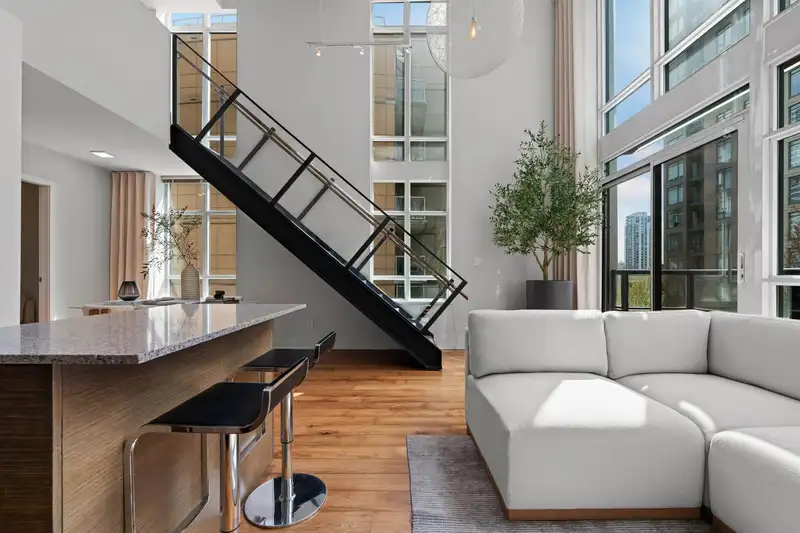 403 988 RICHARDS STREET - photo 1 of 25