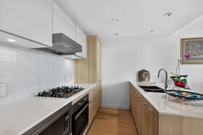 312 2220 KINGSWAY - photo 3 of 28