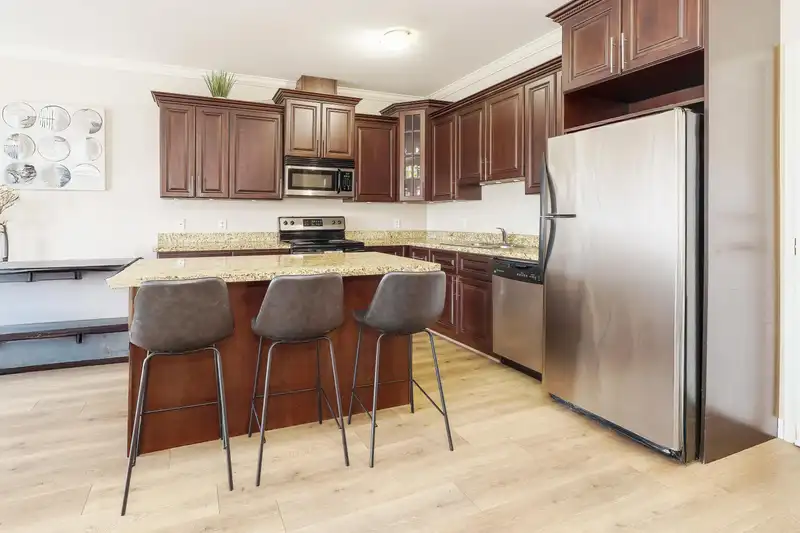 401 22363 SELKIRK AVENUE - photo 2 of 16