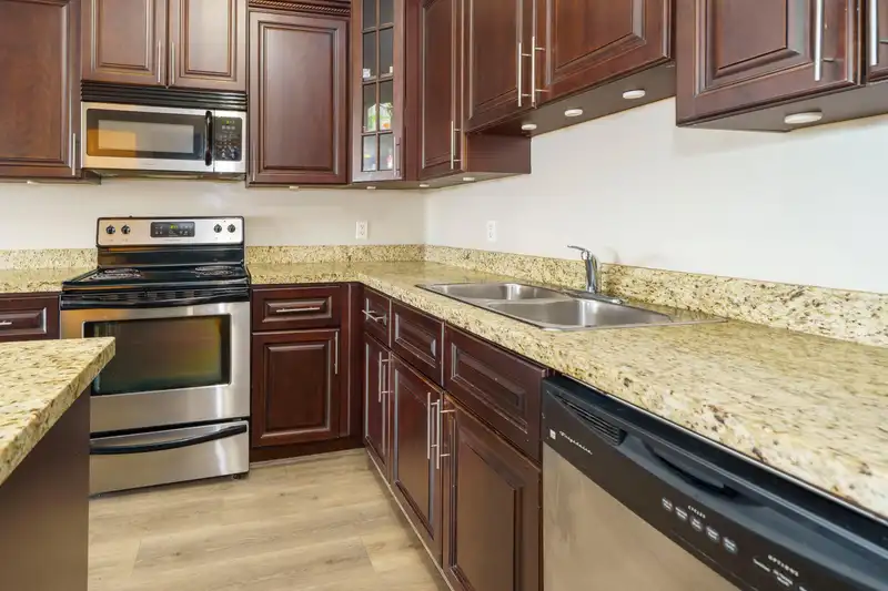 401 22363 SELKIRK AVENUE - photo 4 of 16