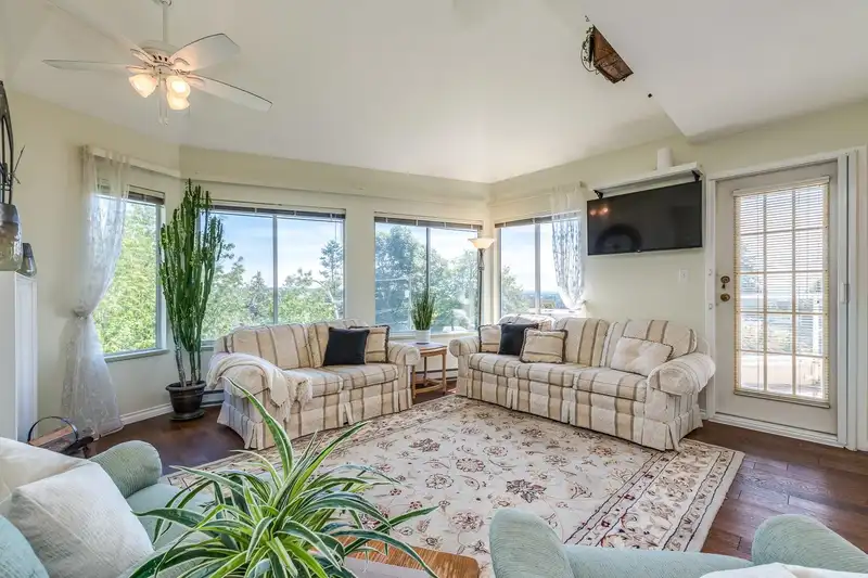 311 1009 HOWAY STREET - photo 1 of 34