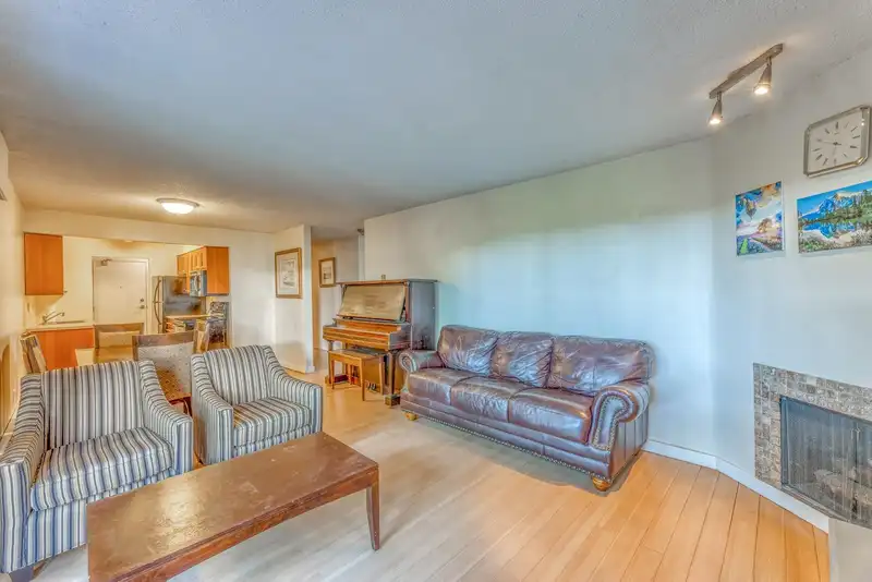 212 2277 E 30TH AVENUE - photo 3 of 26