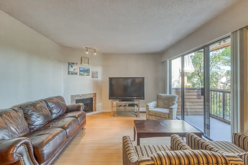 212 2277 E 30TH AVENUE - photo 4 of 26
