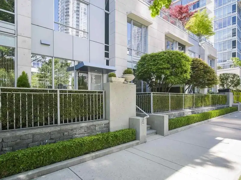410 BEACH CRESCENT - photo 1 of 37