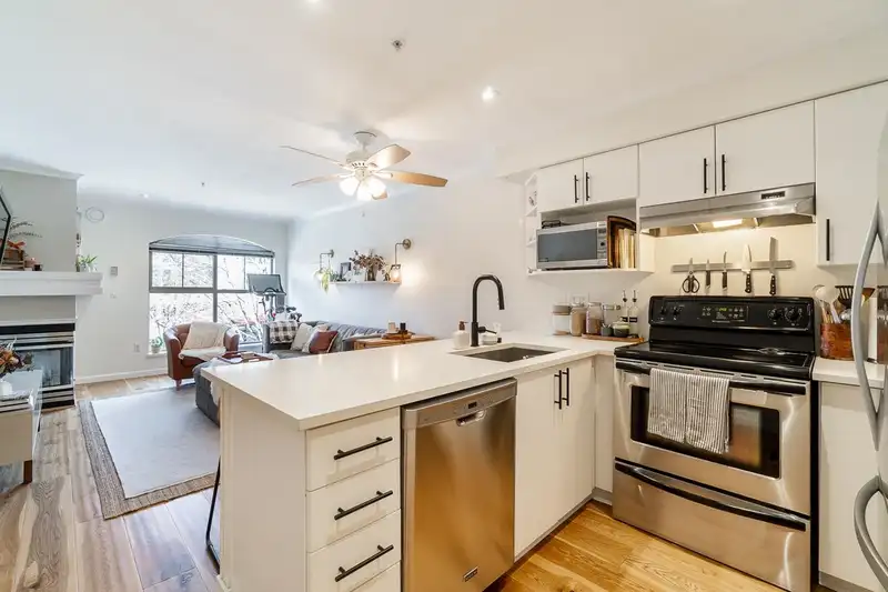 208 332 LONSDALE AVENUE - photo 1 of 34