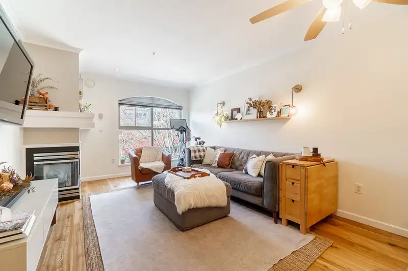 208 332 LONSDALE AVENUE - photo 2 of 34