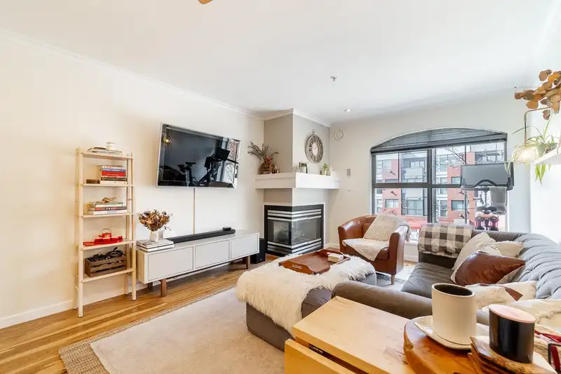 208 332 LONSDALE AVENUE - photo 3 of 34
