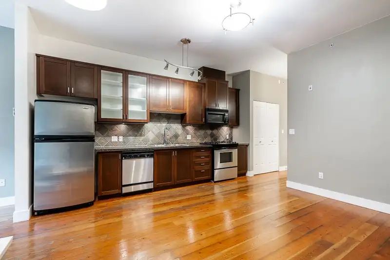 116 8988 HUDSON STREET - photo 3 of 32