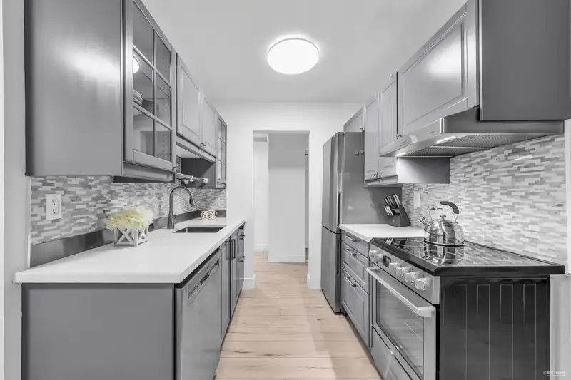 303 240 MAHON AVENUE - photo 2 of 32