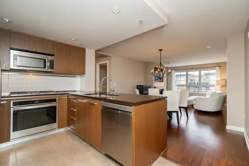 303 2950 KING GEORGE BOULEVARD - photo 4 of 25