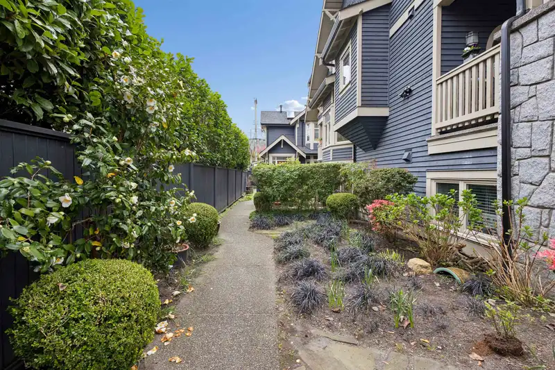 2 158 W 13TH AVENUE - photo 4 of 33