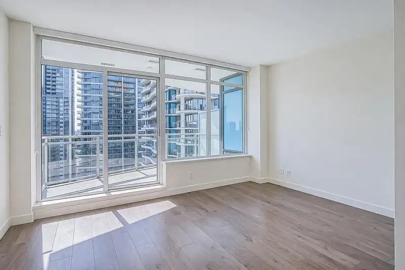 1806 13318 104 AVENUE - photo 2 of 35