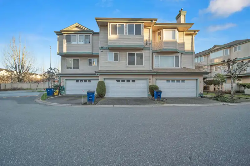 44 22800 WINDSOR COURT - photo 3 of 40