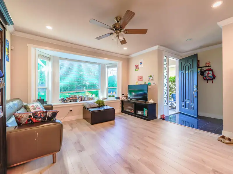 A 918 DELESTRE AVENUE - photo 4 of 40
