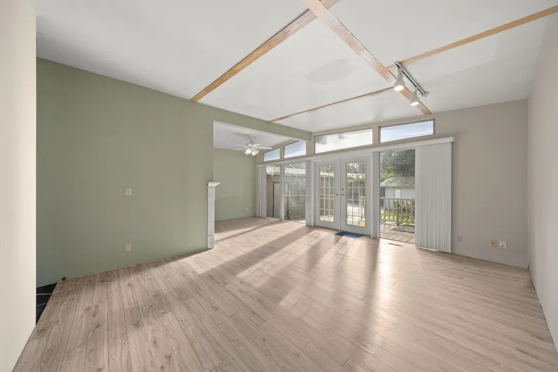 13482 58 AVENUE - photo 2 of 23