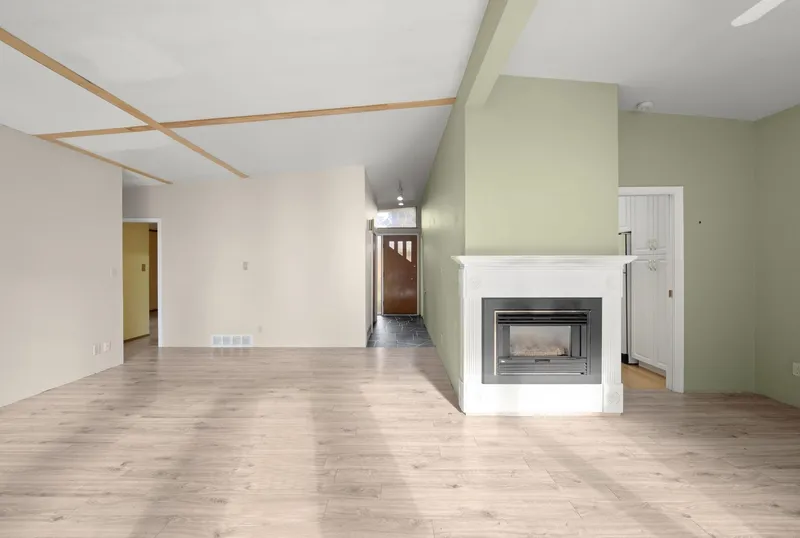 13482 58 AVENUE - photo 4 of 23