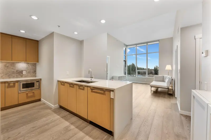 507 5687 GRAY AVENUE - photo 4 of 25