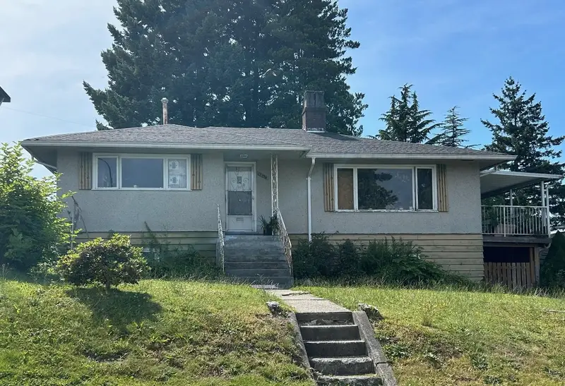 5017 PIONEER AVENUE - photo 1 of 6