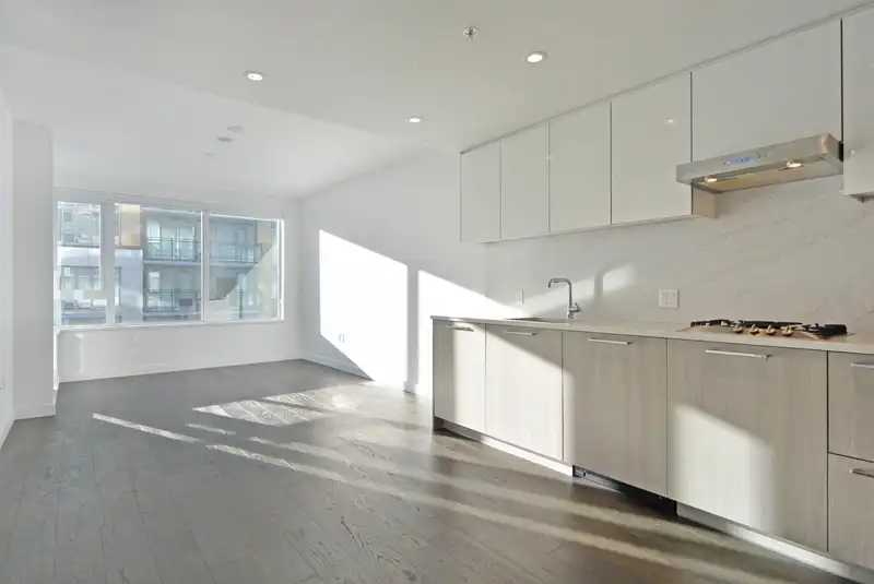 806 8160 MCMYN WAY - photo 3 of 24