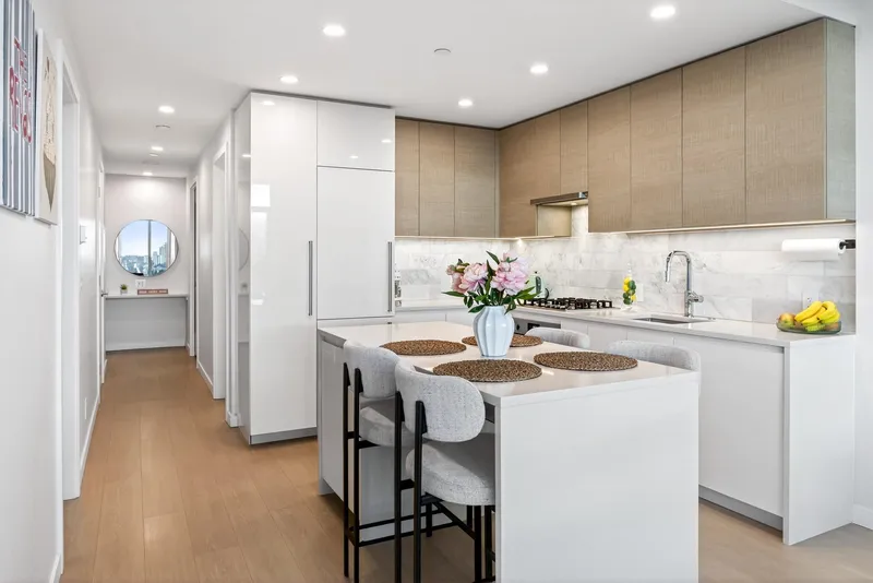 3706 2186  GILMORE AVENUE - photo 4 of 25