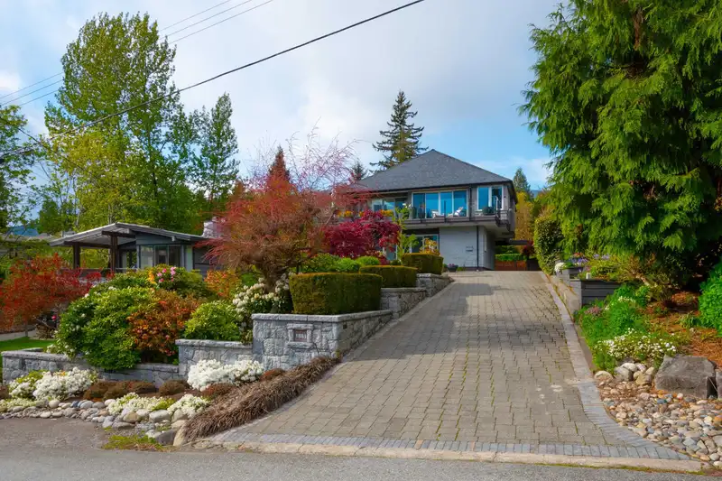 1881 ESQUIMALT AVENUE - photo 2 of 30