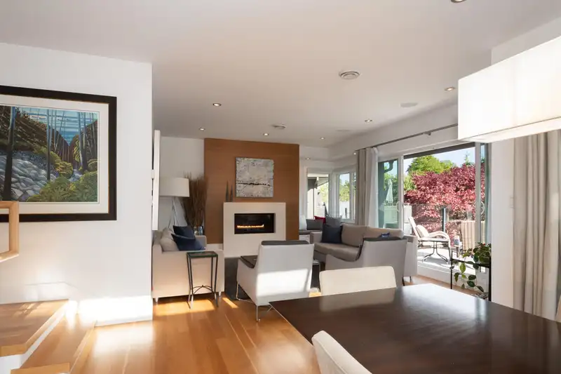 1881 ESQUIMALT AVENUE - photo 3 of 30