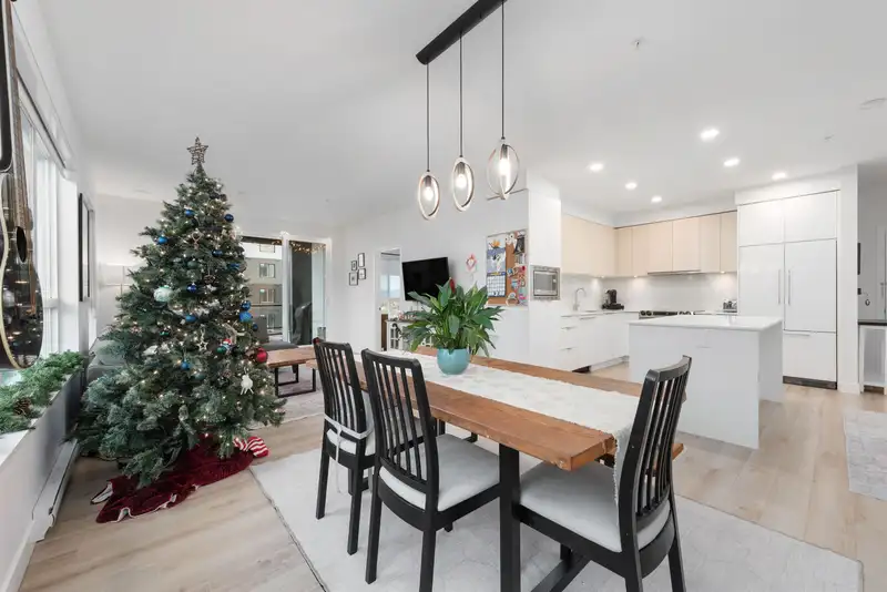 219 1892 STARLING DRIVE - photo 1 of 38