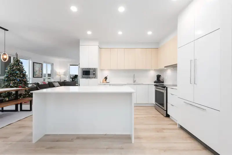 219 1892 STARLING DRIVE - photo 4 of 38