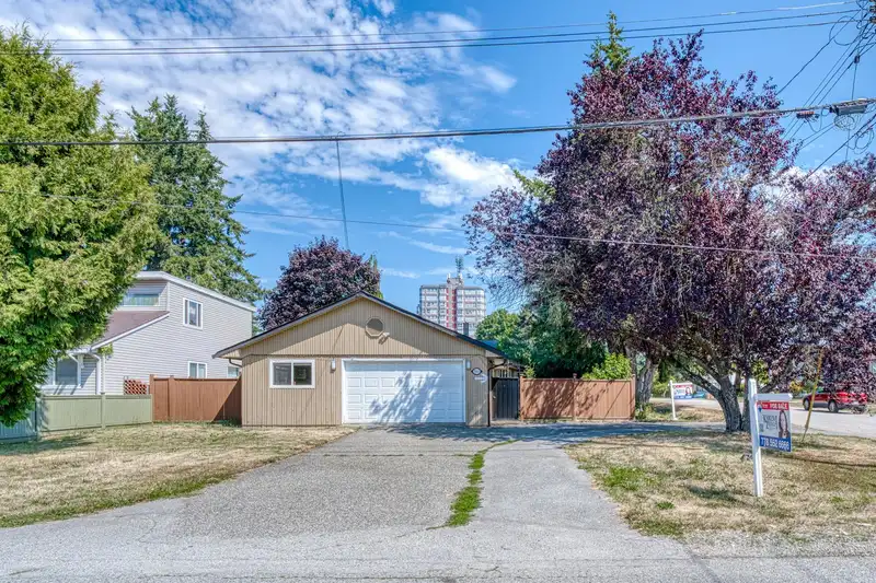 7863 119A STREET - photo 3 of 30