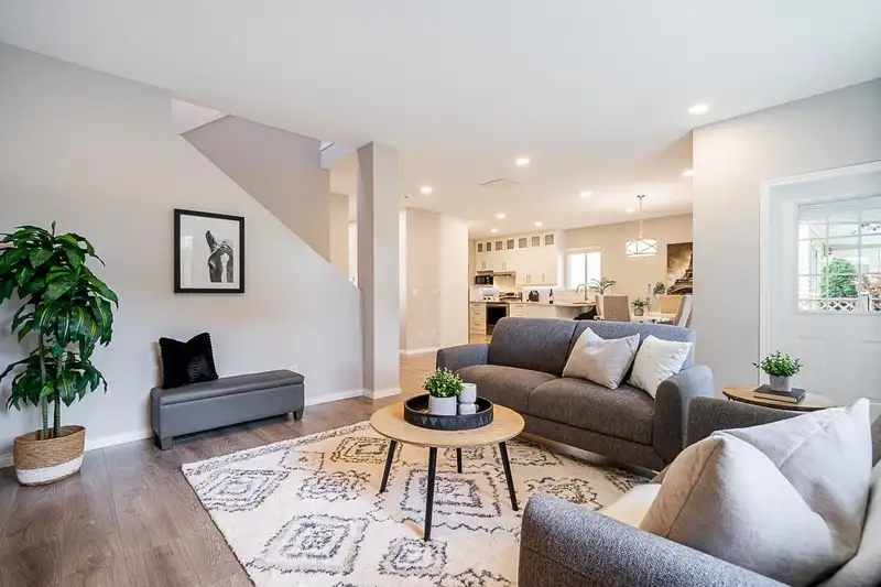 8 7067 189 STREET - photo 3 of 39