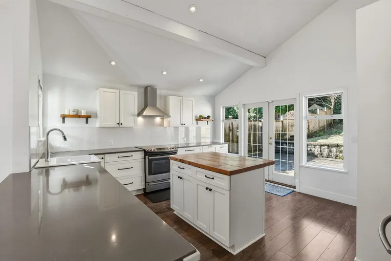 3015 ROYAL AVENUE - photo 1 of 25