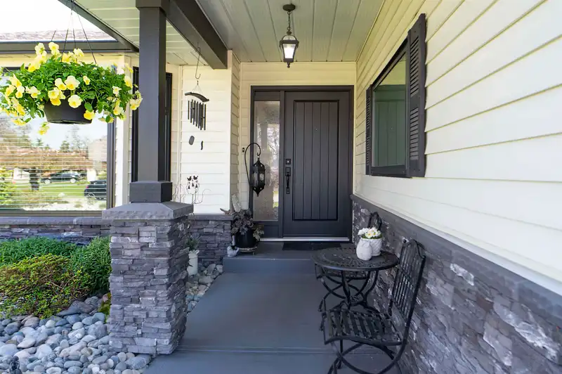 15496 93 AVENUE - photo 3 of 40