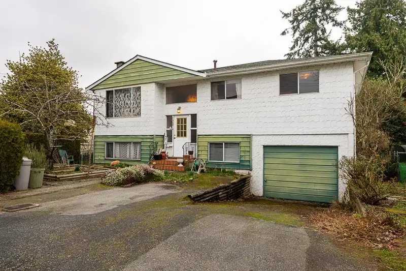 1368 STEVENS STREET - photo 3 of 37