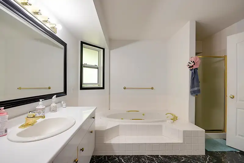 12479 70A AVENUE - photo 4 of 36