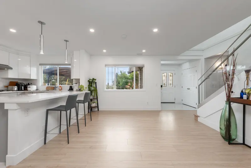 103 1334 CHARLAND AVENUE - photo 2 of 25