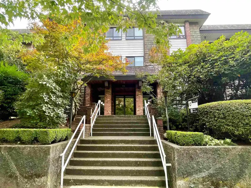 348 588 E 5TH AVENUE - photo 1 of 39