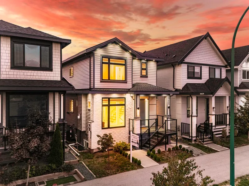 19433 70 AVENUE - photo 1 of 25