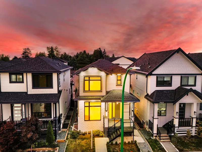 19433 70 AVENUE - photo 3 of 25