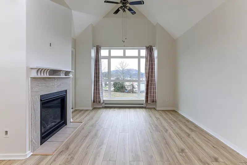 408 3136 ST JOHNS STREET - photo 4 of 34