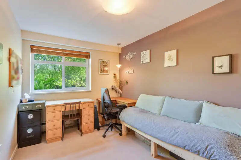 102 680 E 5TH AVENUE - photo 4 of 18