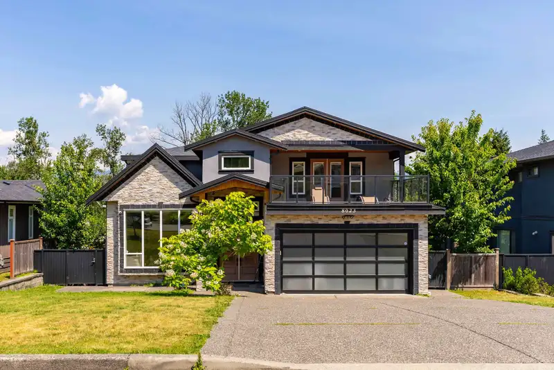 8023 BURNFIELD CRESCENT - photo 1 of 32